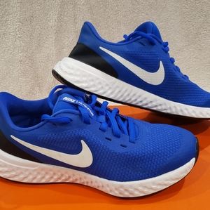 NIKE Revolution Sneaker Size 4.5 Youth